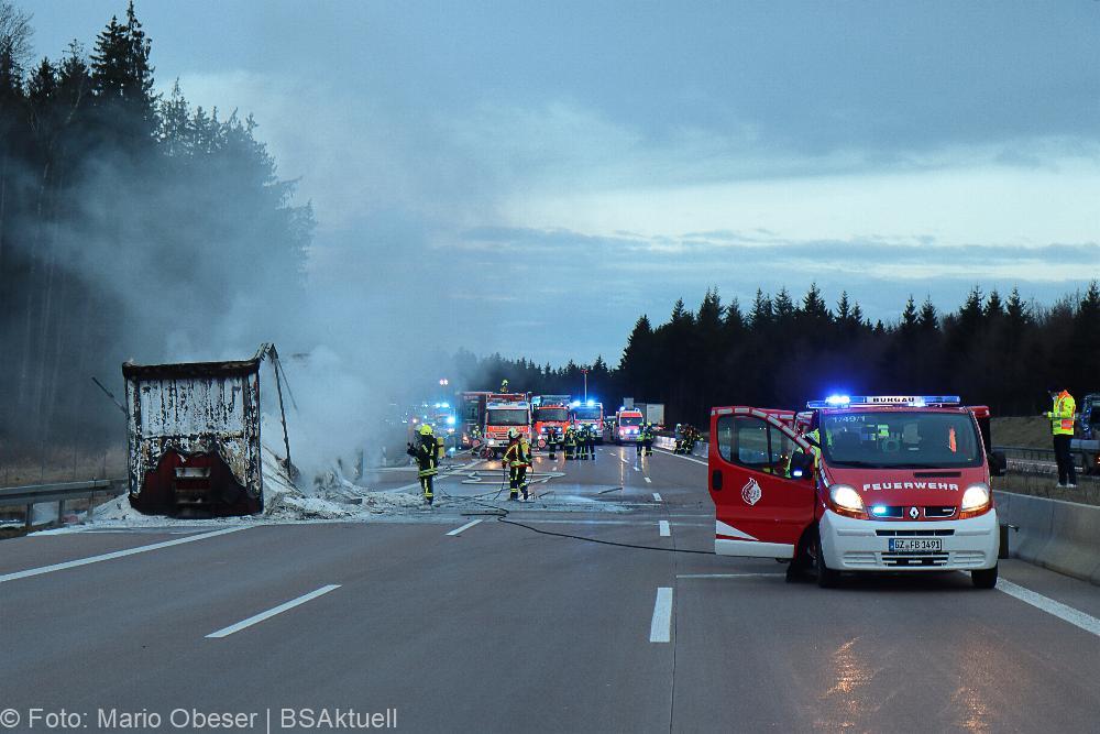 A8 Brand Sattelauflieger am 14.02.2022