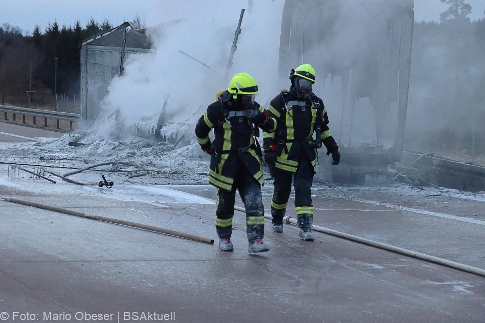 A8 Brand Sattelauflieger am 14.02.2022