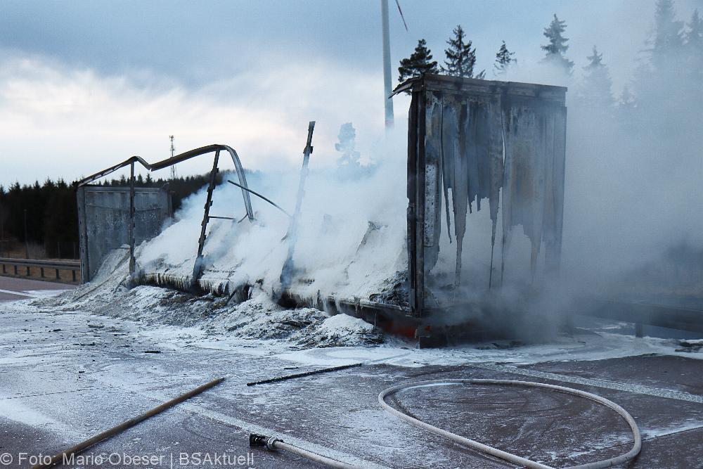 A8 Brand Sattelauflieger am 14.02.2022