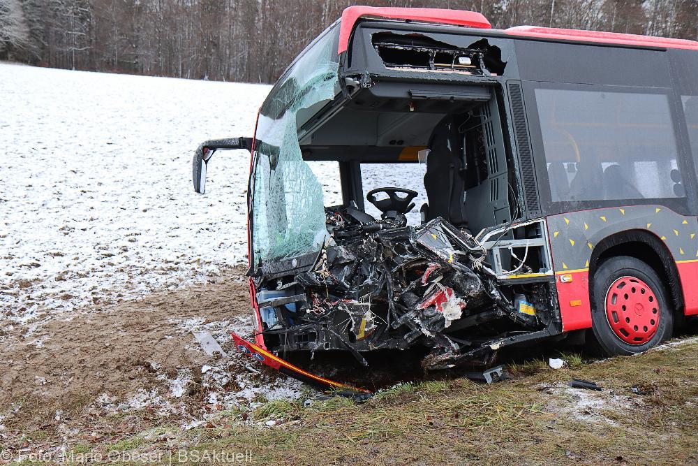 B16 Deisenhausen Pkw gegen Bus