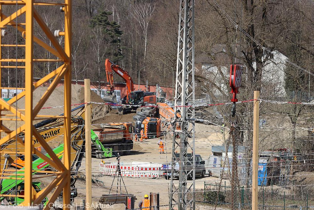 Günzburg - Lkw kippt Baustelle Bahnbrücke 