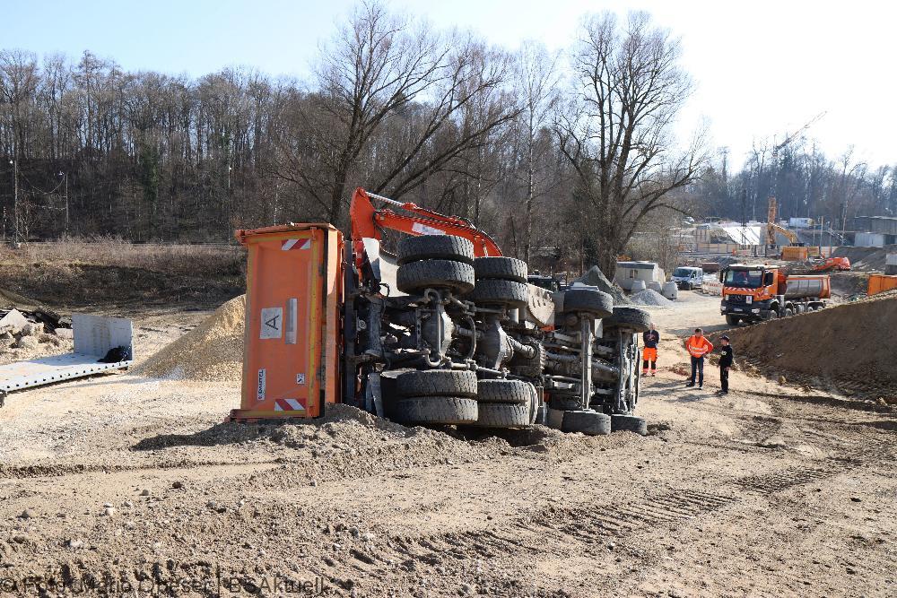 Günzburg - Lkw kippt Baustelle Bahnbrücke 