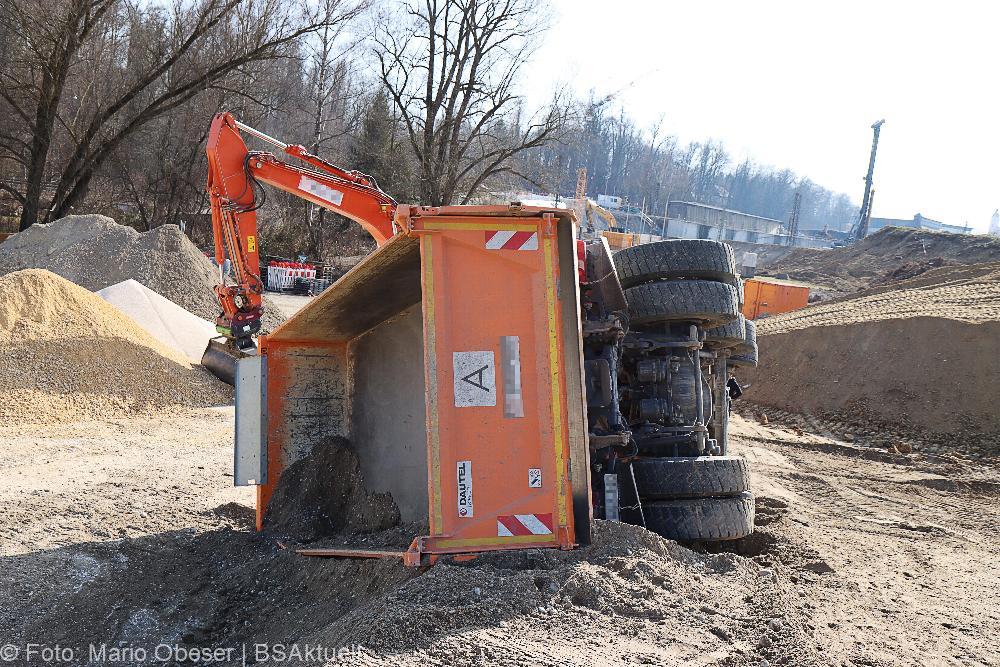Günzburg - Lkw kippt Baustelle Bahnbrücke 