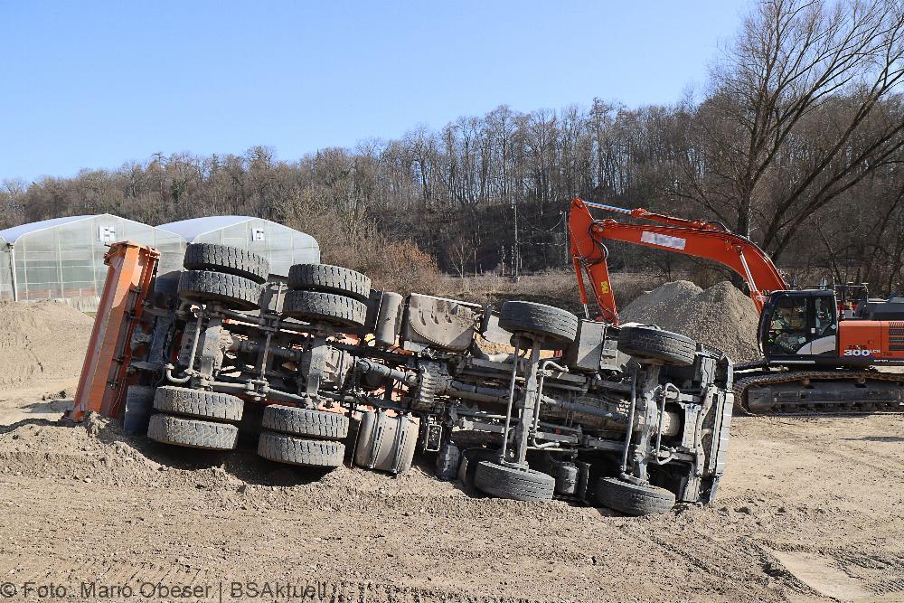 Günzburg - Lkw kippt Baustelle Bahnbrücke 