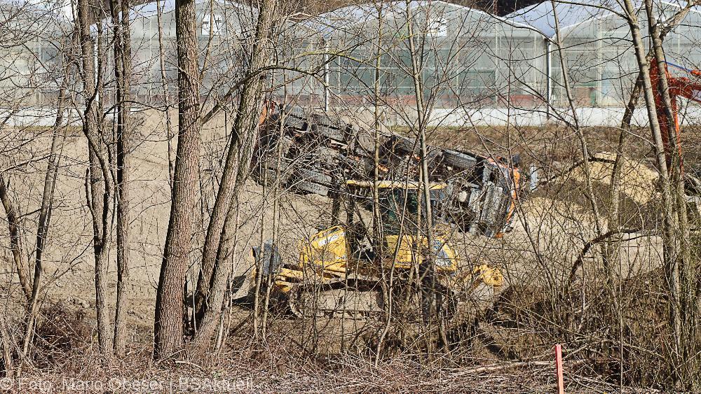 Günzburg - Lkw kippt Baustelle Bahnbrücke 