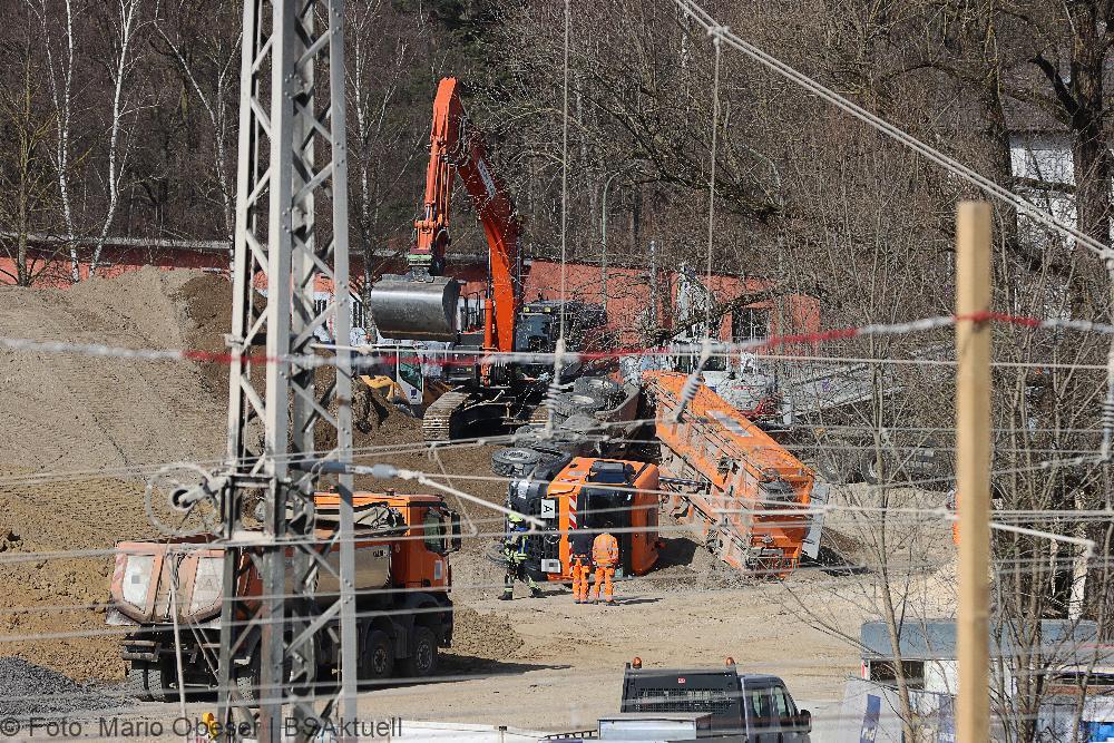 Günzburg - Lkw kippt Baustelle Bahnbrücke 