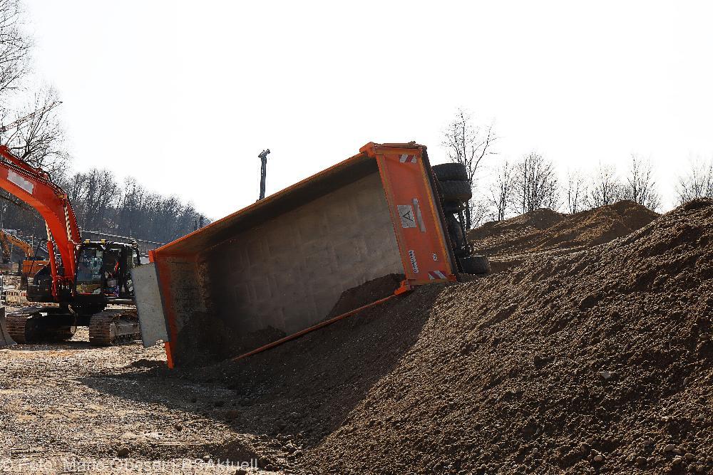 Günzburg - Lkw kippt Baustelle Bahnbrücke 