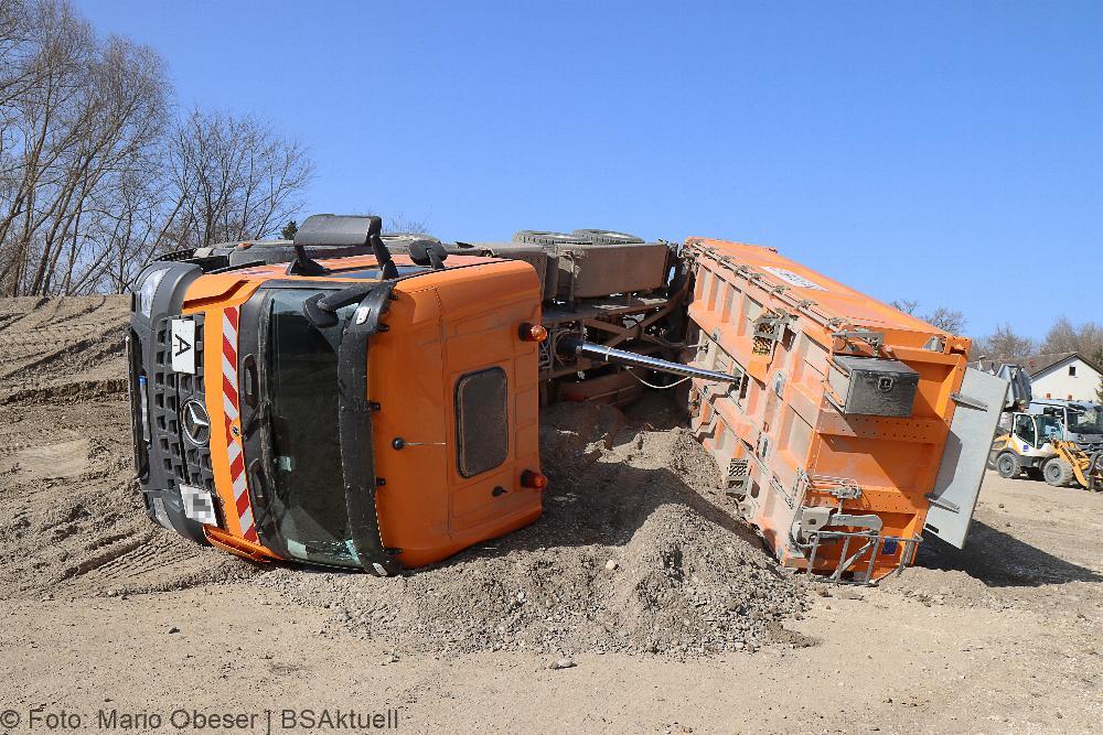 Günzburg - Lkw kippt Baustelle Bahnbrücke 