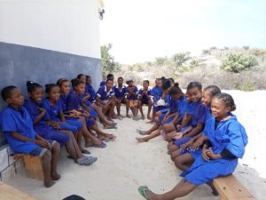 Schülerinnen und Schüler der Saint Pierre Privatschule vor dem 2019 errichteten Schulgebäude in Anakao