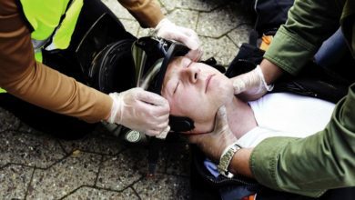 Motorradunfall Helmabnahme
