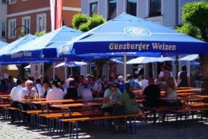 Günzburger Weizen, Biergarten, Sommerfest, bayerische Stimmung, Bier, geselliges Beisammensein, outdoor, Münchner Biergarten, Tradition, Volksfest, Getränke, Gemeinschaft, bayerisch, Sonnentag, Bierzelte.