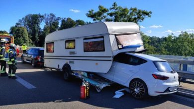 Unfall A8 Leipheim Wohnwagen