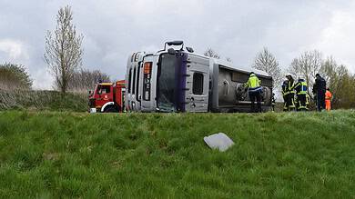 in Mindelheim ereignete sich am Mittwochmittag auf der Bundesstraße 16 ein Verkehrsunfall, bei dem ein Tanklaster umkippte.