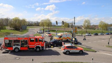 Zwei Fahrzeuge waren am heutigen Sonntagnachmittag, 23.04.2023, an einem Auffahrunfall an einer Kreuzung auf der Bundesstraße beteilig.