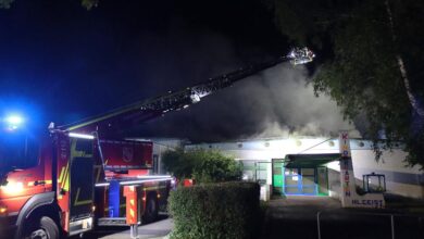 In Günzburg war es in den frühen Samstagmorgenstunden zu einem Brand gekommen, bei dem ein Kindergarten stark beschädigt wurde.