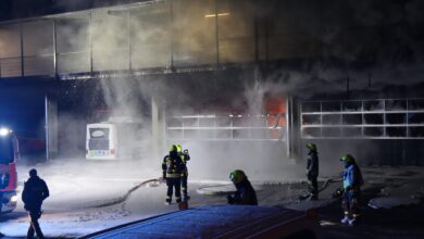 Einsatzkräfte wurden am frühen Sonntagmorgen, gegen 01.47 Uhr, zu einem Busdepot im Bereich des Bahnhofes in Günzburg zu einer starken Rauchentwicklung alarmiert.