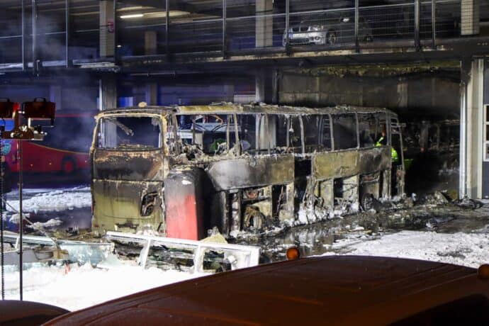 Einsatzkräfte wurden am frühen Sonntagmorgen, gegen 01.47 Uhr, zu einem Busdepot im Bereich des Bahnhofes in Günzburg zu einer starken Rauchentwicklung alarmiert.