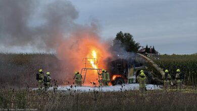 Am frühen Sonntagabend, den 29. September 2024, kam es südlich von Deubach bei Ichenhausen zum Brand eines Maishäckslers