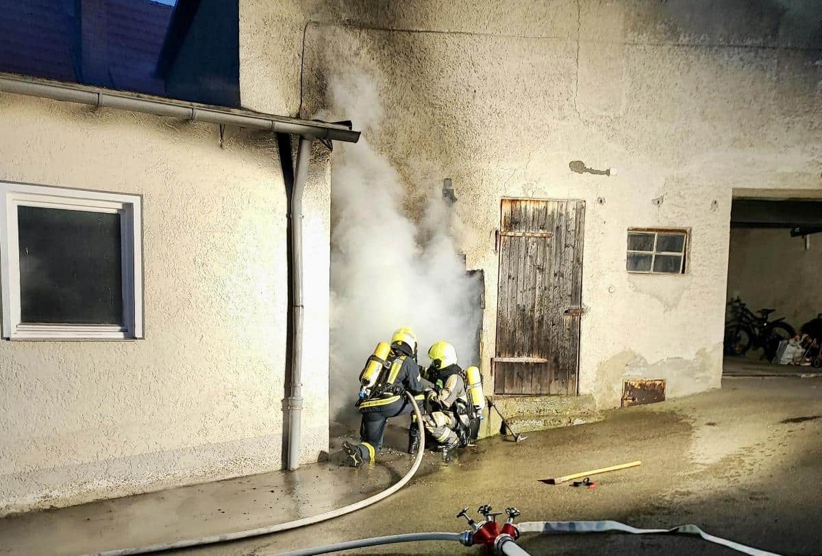 Schnelles Eingreifen verhindert Großbrand in Lauingen: Lagerraum und Restmülltonnen in Flammen