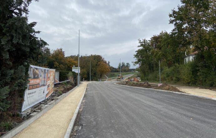 Nach wochenlangen Bauarbeiten und umfangreichen Umleitungen gibt es endlich gute Nachrichten für Autofahrer und Anwohner. Es geht um die Bundesstraße 16 im Bereich Kötz.