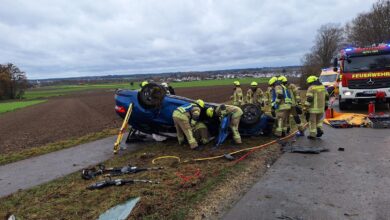 Am Dienstagvormittag, den 19.11.2024, kam es auf der Strecke zwischen Unterrohr und Ichenhausen zu einem schweren Verkehrsunfall, bei dem ein Autofahrer schwer verletzt wurde. Feuerwehr und Rettungsdienst waren im Einsatz.