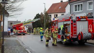 Zu einem Brand wurden Feuerwehr, Rettungsdienst und Polizei am Samstagvormittag, 28.12.2024, nach Ichenhausen alarmiert.