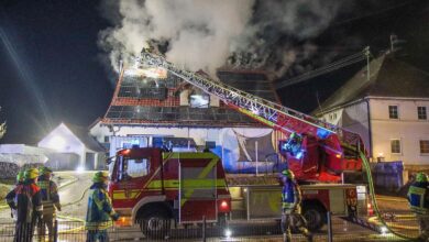 Am späten Dienstagnachmittag, dem 14. Januar 2025, kam es in der Ulmer Straße in Oxenbronn, einem Stadtteil von Ichenhausen, zu einem Brand in einem Einfamilienhaus.