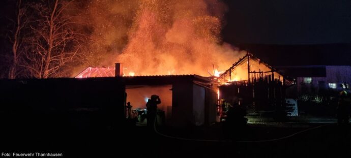 Ein Großaufgebot an Einsatzkräften kämpfte am Montagabend in Burg gegen einen Scheunenbrand – und konnte durch schnelles, koordiniertes Vorgehen Schlimmeres verhindern.