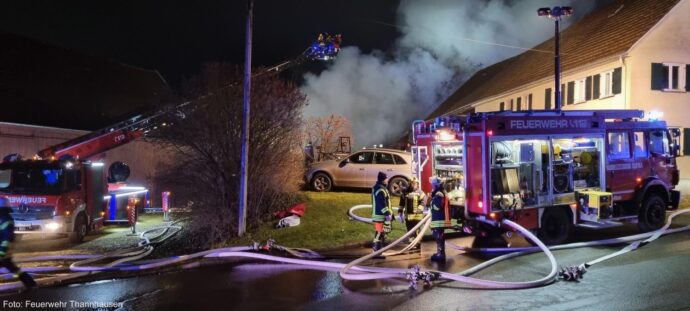 Ein Großaufgebot an Einsatzkräften kämpfte am Montagabend in Burg gegen einen Scheunenbrand – und konnte durch schnelles, koordiniertes Vorgehen Schlimmeres verhindern.