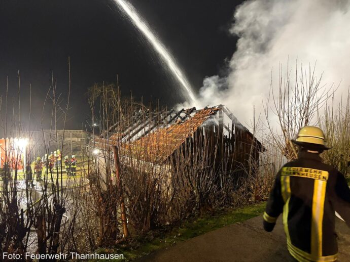 Ein Großaufgebot an Einsatzkräften kämpfte am Montagabend in Burg gegen einen Scheunenbrand – und konnte durch schnelles, koordiniertes Vorgehen Schlimmeres verhindern.
