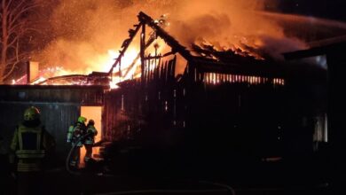 Ein Großaufgebot an Einsatzkräften kämpfte am Montagabend in Burg gegen einen Scheunenbrand – und konnte durch schnelles, koordiniertes Vorgehen Schlimmeres verhindern.