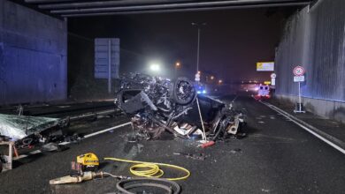 Ein brennendes Auto auf dem Dach, gescheiterte Rettungsversuche von Ersthelfern und eine stundenlange Sperrung: In der Nacht auf Montag kam es auf der B17 zu einem tödlichen Verkehrsunfall.