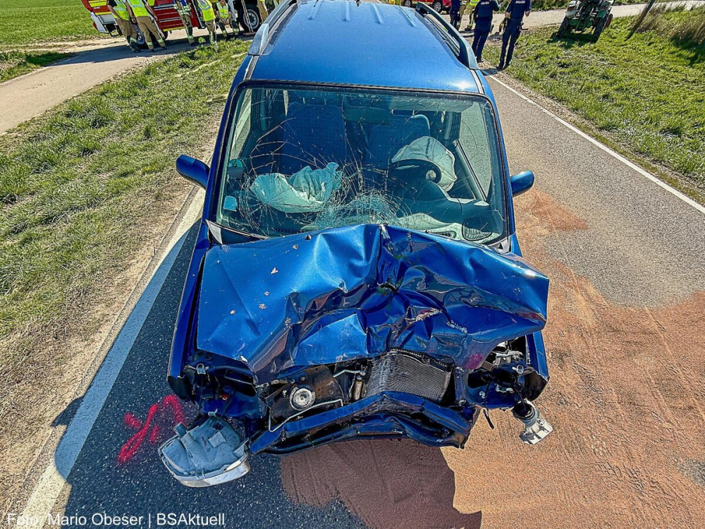 Am Freitagnachmittag, 04.04.2025, kam es auf der Ortsverbindungsstraße GZ4 zwischen Oxenbronn und Großkötz im Landkreis Günzburg zu einem schweren Verkehrsunfall mit einem Traktor und einem Pkw.
