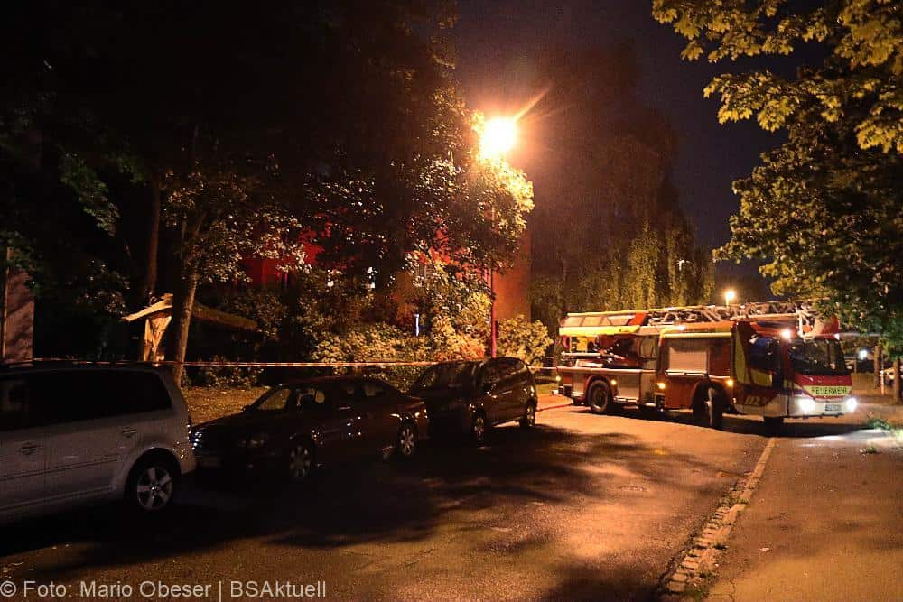 Neu-Ulm Baum Blitzschlag gegen Gebaaude 21072022