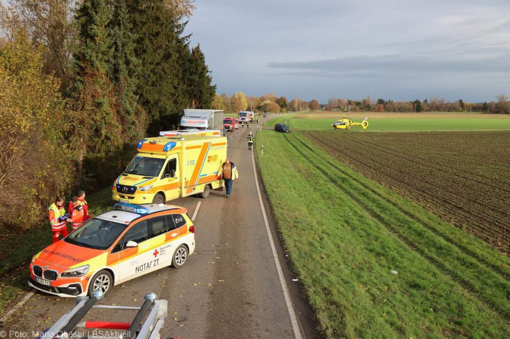 Am Montagvormittag, den 18.11.2024, ereignete sich auf der „Äußeren Offingen Straße“ zwischen Peterswörth und Offingen ein schwerer Verkehrsunfall bei einem Überholvorgang.