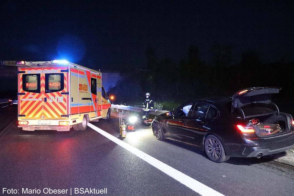 Pkw prallt auf der A8 bei Riedheim gegen die Leitplanke