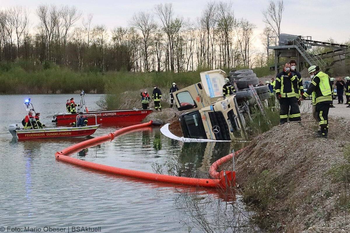 Lkw kippt in See Gundelfingen 04052021