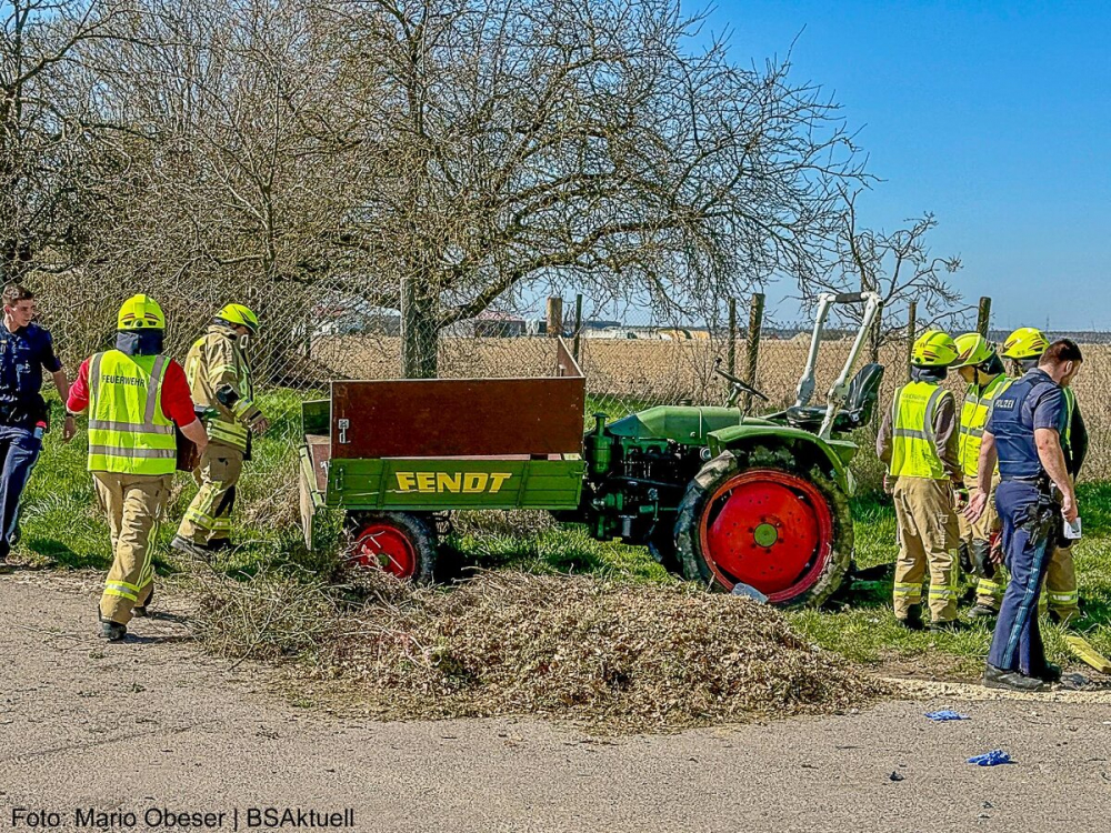 Am Freitagnachmittag, 04.04.2025, kam es auf der Ortsverbindungsstraße GZ4 zwischen Oxenbronn und Großkötz im Landkreis Günzburg zu einem schweren Verkehrsunfall mit einem Traktor und einem Pkw.