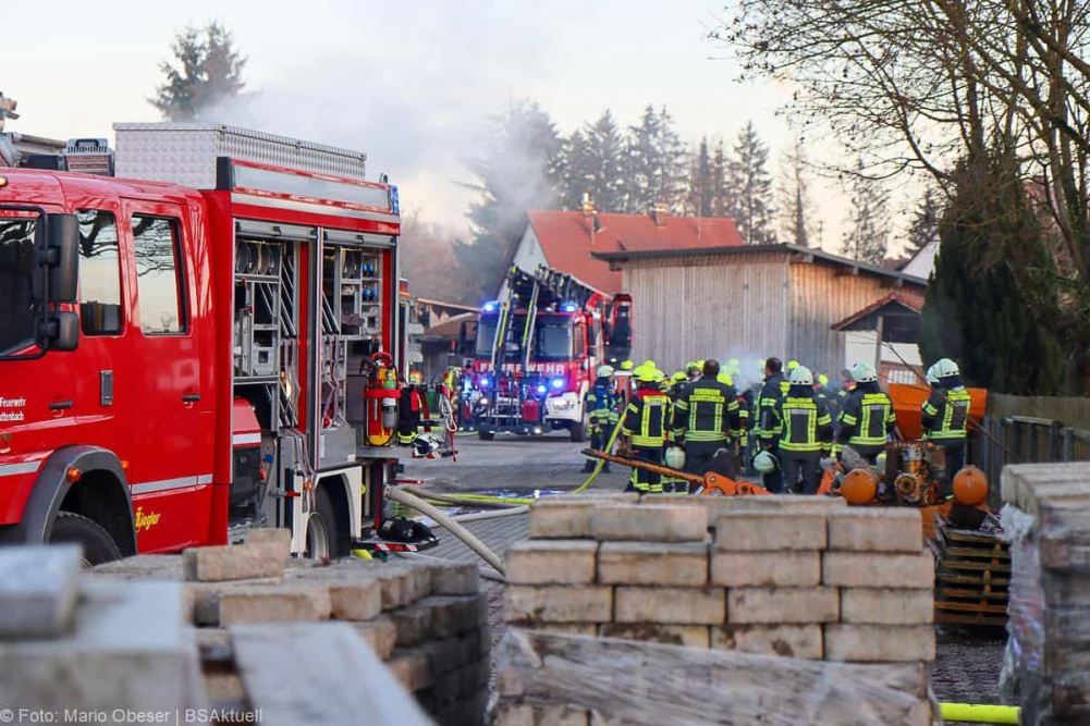 Am Mittwochnachmittag, 25.12.2025, kam es in Offingen zu einem Brand in einer Halle auf dem Gelände des örtlichen Bauhofs. Gegen 15:15 Uhr wurden die Einsatzkräfte alarmiert. Das Feuer brach im oberen Bereich des Gebäudes aus, wo Wechselrichter und ein Batteriespeicher der auf dem Dach montierten Photovoltaikanlage untergebracht sind.