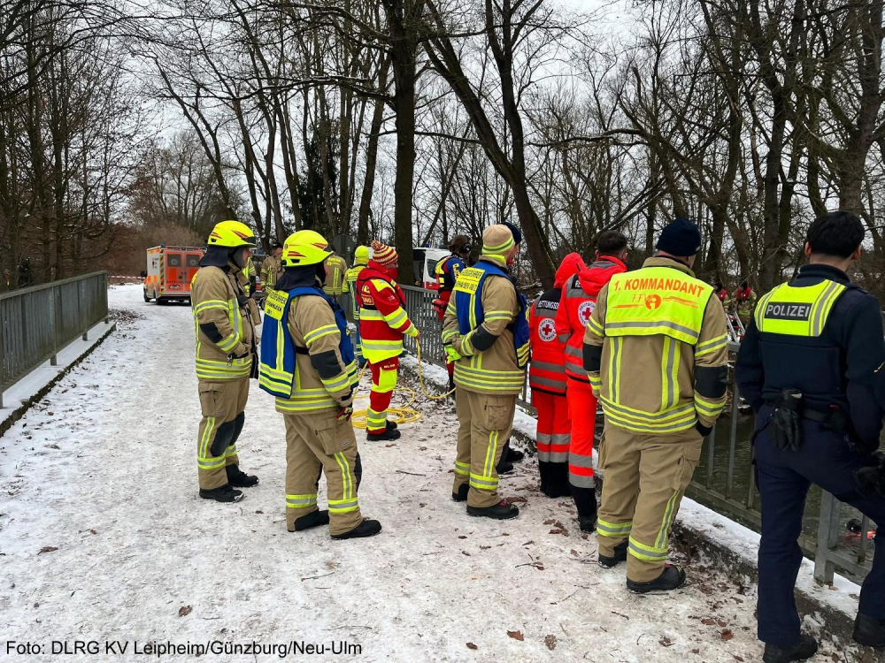 Ein missglücktes Abbiegen auf schneebedeckter Fahrbahn endete am Donnerstagnachmittag, 08.01.2026 bei Hochwang in einem eiskalten Einsatz in der Günz.