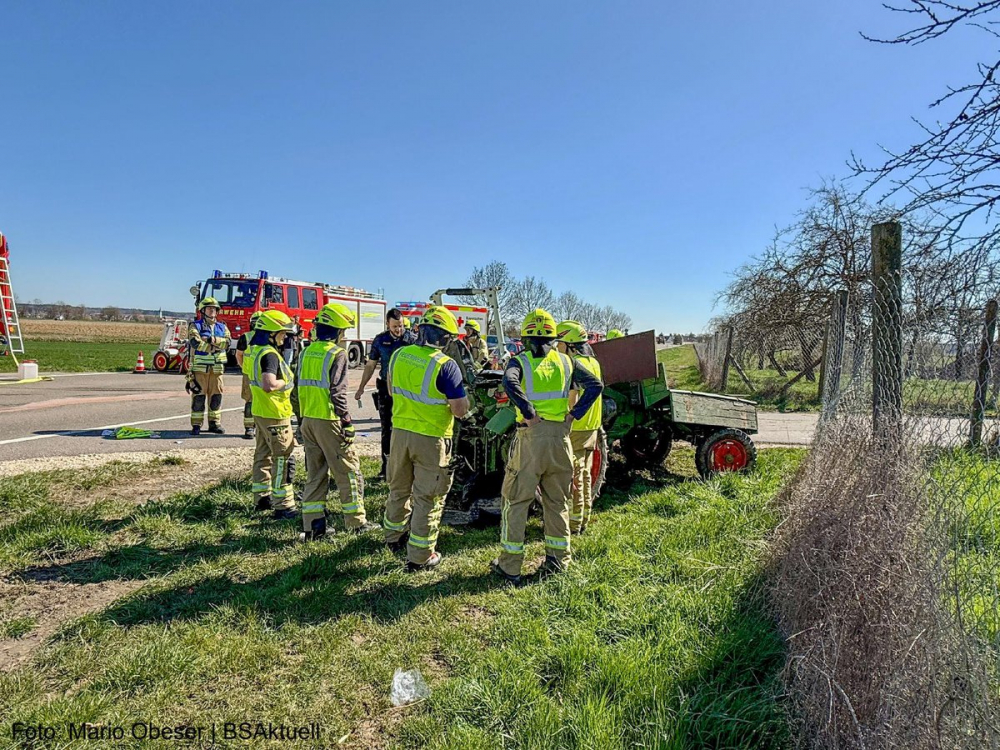 Am Freitagnachmittag, 04.04.2025, kam es auf der Ortsverbindungsstraße GZ4 zwischen Oxenbronn und Großkötz im Landkreis Günzburg zu einem schweren Verkehrsunfall mit einem Traktor und einem Pkw.