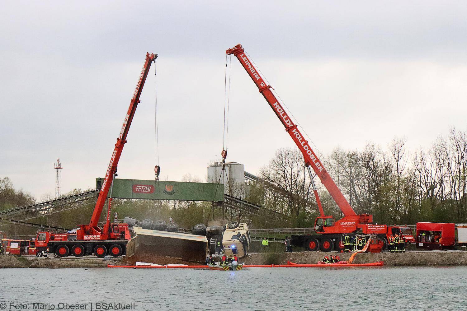 Lkw kippt in See Gundelfingen 04052021