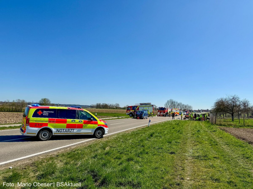 Am Freitagnachmittag, 04.04.2025, kam es auf der Ortsverbindungsstraße GZ4 zwischen Oxenbronn und Großkötz im Landkreis Günzburg zu einem schweren Verkehrsunfall mit einem Traktor und einem Pkw.