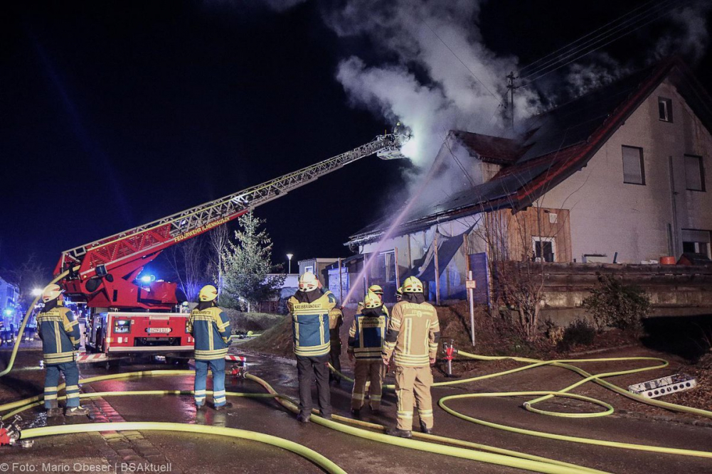 Am späten Dienstagnachmittag, dem 14. Januar 2025, kam es in der Ulmer Straße in Oxenbronn, einem Stadtteil von Ichenhausen, zu einem Brand in einem Einfamilienhaus.