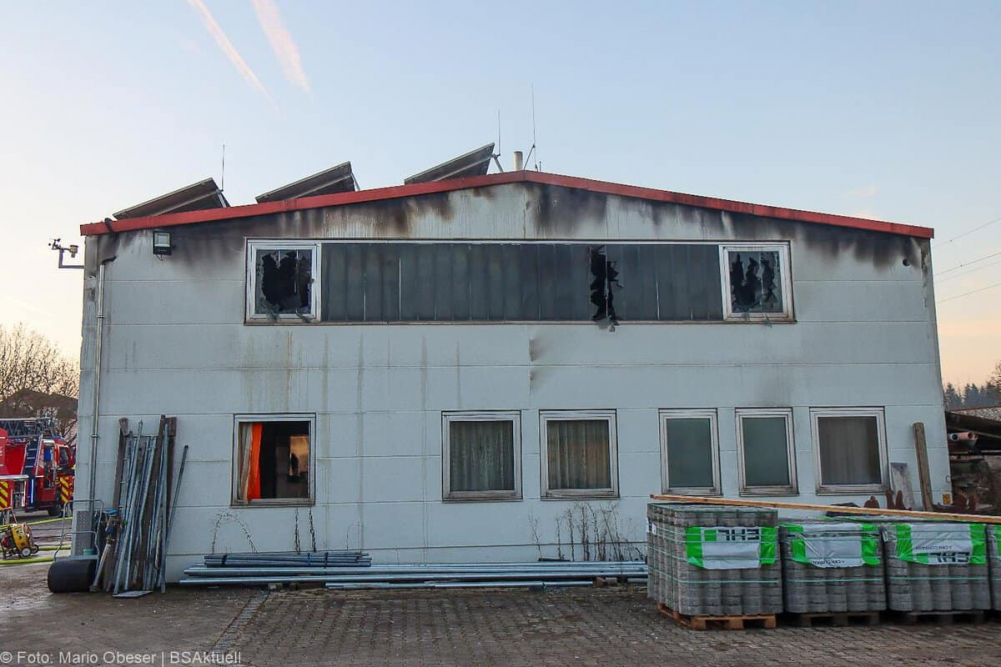 Am Mittwochnachmittag, 25.12.2025, kam es in Offingen zu einem Brand in einer Halle auf dem Gelände des örtlichen Bauhofs. Gegen 15:15 Uhr wurden die Einsatzkräfte alarmiert. Das Feuer brach im oberen Bereich des Gebäudes aus, wo Wechselrichter und ein Batteriespeicher der auf dem Dach montierten Photovoltaikanlage untergebracht sind.