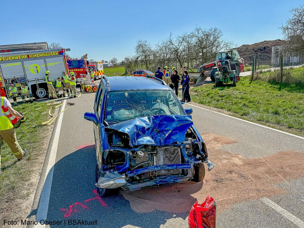 Am Freitagnachmittag, 04.04.2025, kam es auf der Ortsverbindungsstraße GZ4 zwischen Oxenbronn und Großkötz im Landkreis Günzburg zu einem schweren Verkehrsunfall mit einem Traktor und einem Pkw.