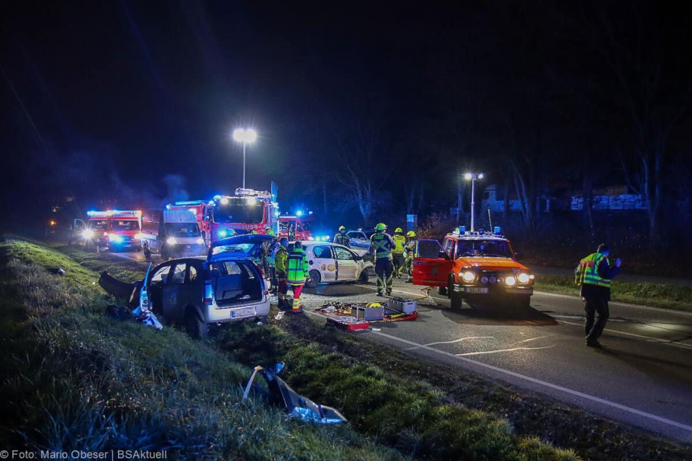 Ein schwerer Verkehrsunfall ereignete sich am Freitagabend, den 8. Dezember 2024, auf der Ulmer Straße zwischen Günzburg und Leipheim.