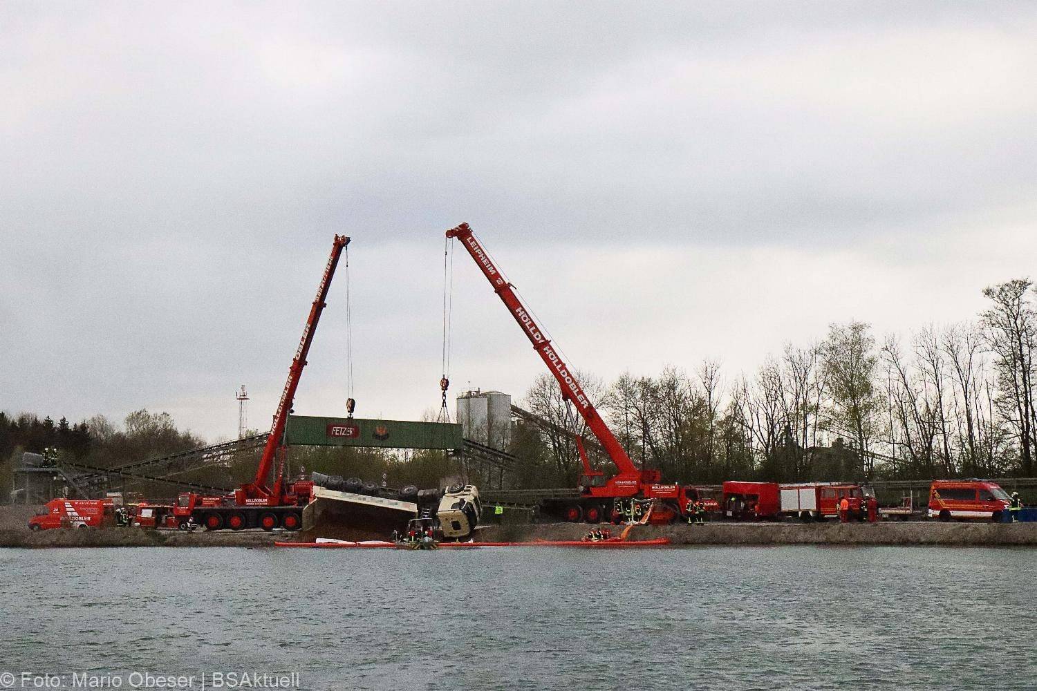 Lkw kippt in See Gundelfingen 04052021