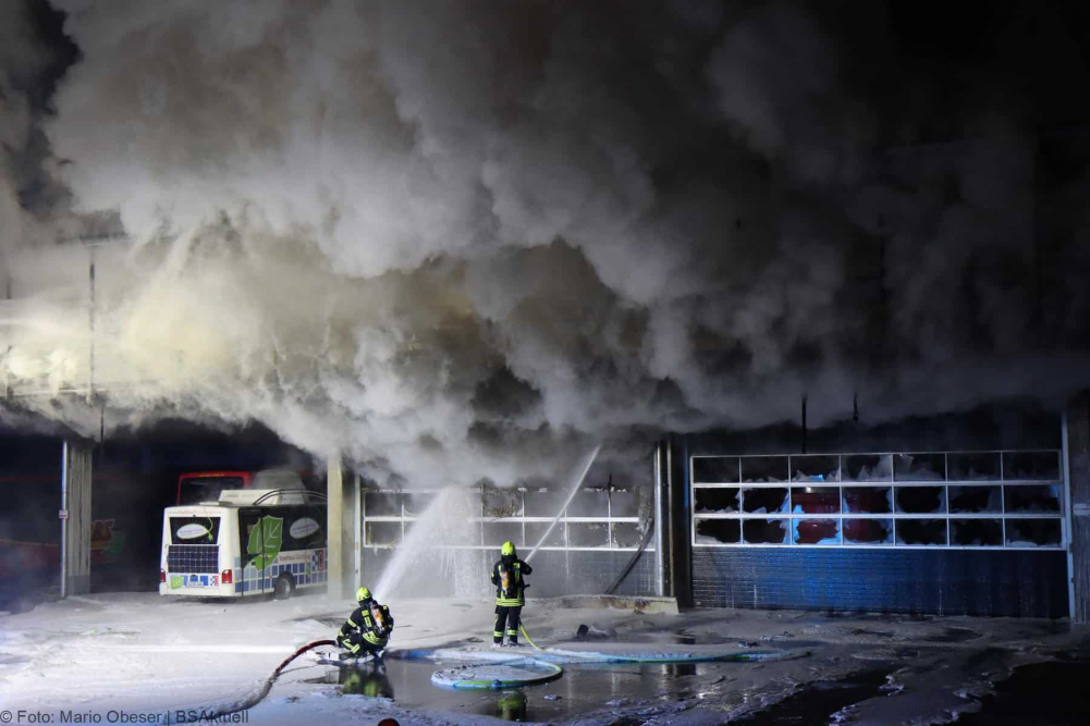 Einsatzkräfte wurden am frühen Sonntagmorgen, gegen 01.47 Uhr, zu einem Busdepot im Bereich des Bahnhofes in Günzburg zu einer starken Rauchentwicklung alarmiert.