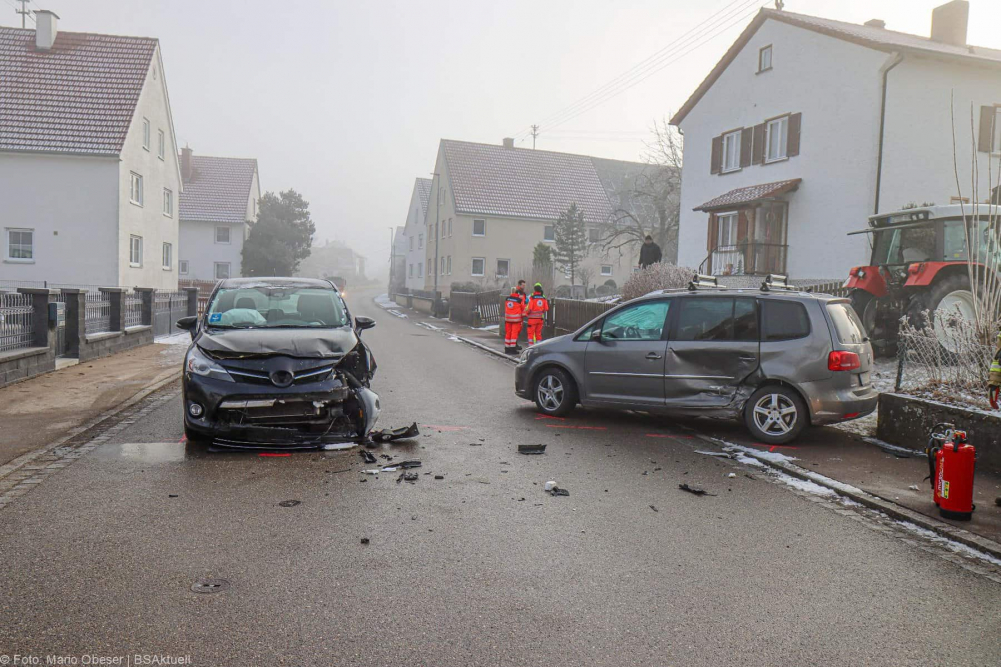 Am Samstagvormittag, 20.01.2024, kam es in der Ortsmitte von Deubach zu einem Verkehrsunfall, der glücklicherweise nur leichte Verletzungen zur Folge hatte. Der Unfall ereignete sich auf der Ellerbachstraße, einer belebten Ortsdurchfahrt, und betraf zwei Fahrzeuge.